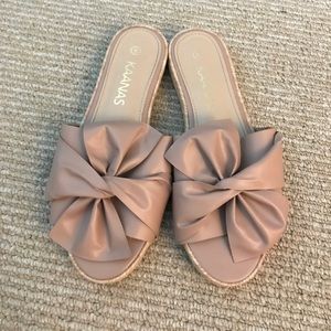 Kaanas bow sandals